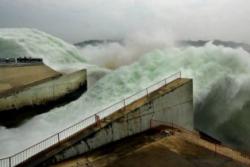 злива води з водосховища