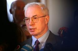 Азаров подбає про житло для «середняків»
