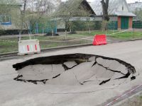 Черкасская канализация подмыла дорогу
